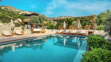 Piscina externa sazonal, funciona das 7h às 20h, guarda-sóis