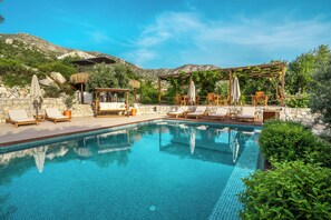 Seasonal outdoor pool, open 7:00 AM to 8:00 PM, pool umbrellas - Bademli Bahçe Otel (Marmaris)