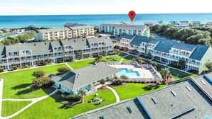 Ein Resort mit mehreren Gebäuden, einem Schwimmbecken und Blick aufs Meer.