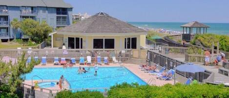 Een binnenzwembad en een verwarmd zwembad