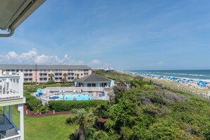 Innendørsbasseng og et oppvarmet basseng