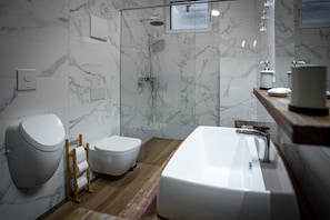 Dusche, Haartrockner, Bidet, Handtücher