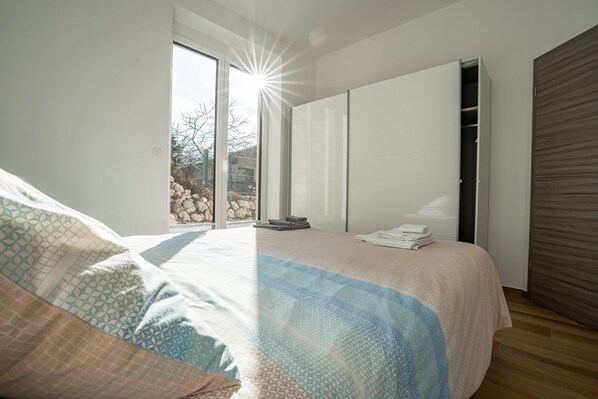 3 bedrooms, iron/ironing board, Internet, bed sheets