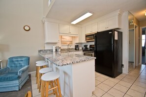 Mikrobølgeovn, oppvaskmaskin, kaffetrakter/tekoker og spisebord