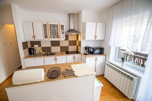 Kylskåp, mikrovågsugn, diskmaskin och kaffe- och tebryggare