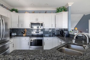 Een koelkast, een microgolfoven, een koffiezetapparaat/waterkoker