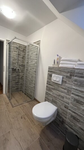 Sèche-cheveux, bidet, serviettes fournies