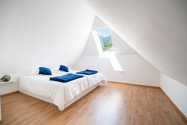 1 bedroom, iron/ironing board, internet, bed sheets