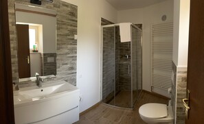 Haartrockner, Bidet, Handtücher