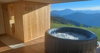 Studio 1111 with Sauna & Hot Tub