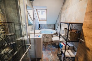 Douche, articles de toilette gratuits, sèche-cheveux, peignoirs