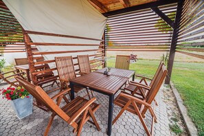 Outdoor dining - Three bedroom apartment with Sauna (Brežice)
