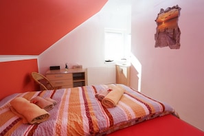 3 bedrooms, iron/ironing board, WiFi, bed sheets