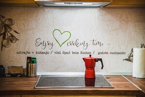 Réfrigérateur, micro-ondes, plaque de cuisson, cafetiÚre/bouilloire