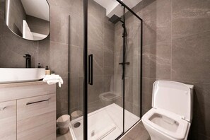 Apartment (2 Bedrooms) | Badezimmer