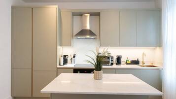 Apartment (2 Bedrooms) | Private kitchen | Fridge, microwave, oven, ice maker