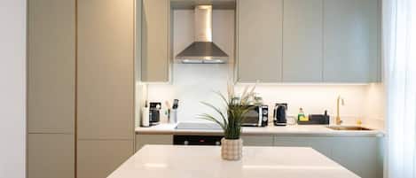 Apartment (2 Bedrooms) | Private kitchen | Fridge, microwave, oven, ice maker