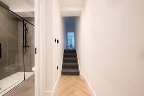 Hair dryer, towels, toilet paper - The Battersea Scenery - Elegant 2bdr Flat (London)