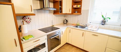 Frigorífico, microondas, horno y placa de cocina