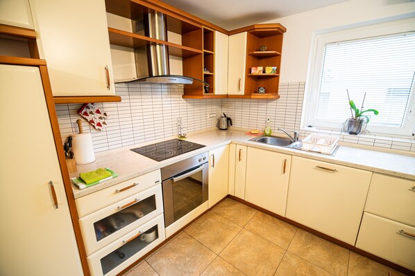 Kühlschrank, Mikrowelle, Ofen, Herdplatte