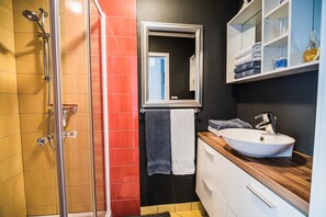 Douche, sèche-cheveux, serviettes fournies