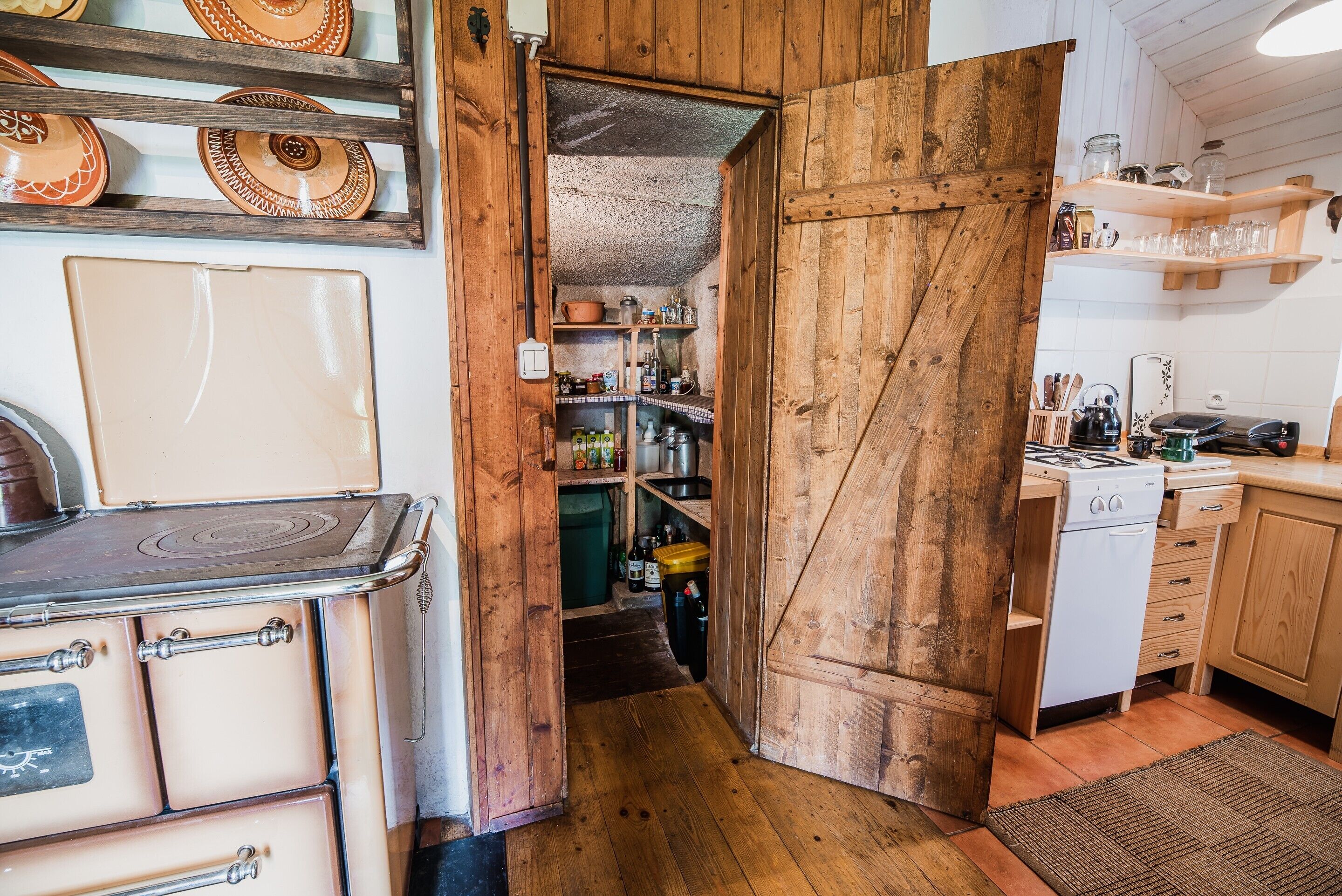 Kühlschrank, Toaster, Hochstuhl, Kochgeschirr/Geschirr/Besteck