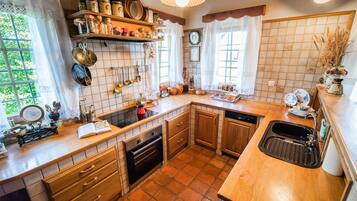 Fridge, oven, dishwasher, cookware/dishes/utensils