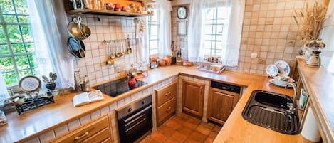 Fridge, oven, dishwasher, cookware/dishes/utensils