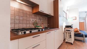 Een koelkast, een oven, een kookplaat, een koffiezetapparaat/waterkoker