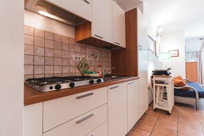 Fridge, oven, stovetop, coffee/tea maker - One bedroom Apartment 1 Pri Mari In Front of the Sea (Piran)