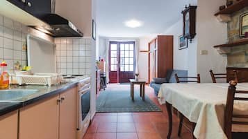 Fridge, oven, stovetop, coffee/tea maker