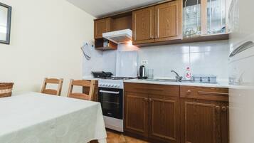 Fridge, oven, stovetop, coffee/tea maker