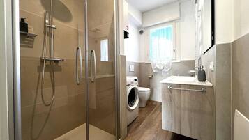 Kostenlose Toilettenartikel, Haartrockner, Handtücher