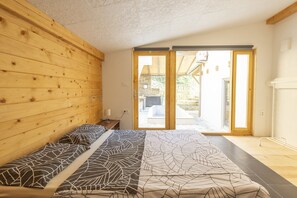 4 bedrooms, iron/ironing board, internet, bed sheets