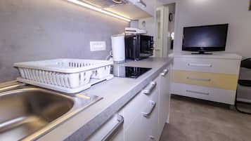 Fridge, microwave, stovetop, coffee/tea maker