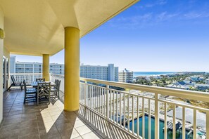 Outdoor dining - 601B is a Luxury 3 BR Newly redecorated at Harbor Landing with Pool and Hot Tub (Destin)