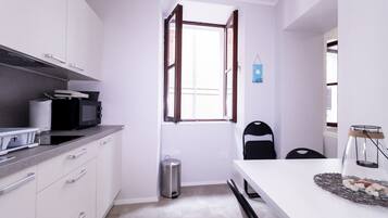 Køleskab, mikrobølgeovn, kogeplade, kaffe-/temaskine