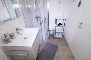 Ducha, secador de pelo y toallas