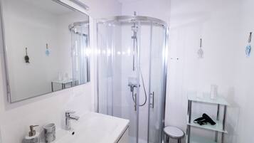 Bruser, hårtørrer, håndklæder