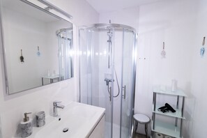 Dusche, Haartrockner, Handtücher
