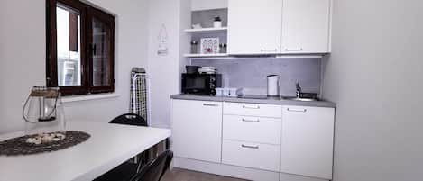 Frigorifero, microonde, piano cottura, macchina per tè/caffè