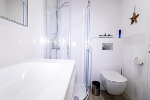 Shower, hair dryer, towels