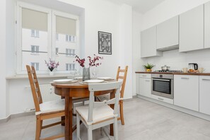 Microwave, dishwasher, cookware/dishes/utensils - Studio in Warsaw Center by Renters (Warsaw)