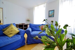 Smart-tv, een open haard, een dvd-speler en tafelvoetbal