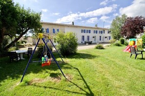 Children’s area - La Bigorre Farmhouse - family friendly, heated pool, 30 mins to gorgeous beaches (Saint-Germain-du-Seudre)