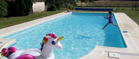 Utendørsbasseng og et oppvarmet basseng