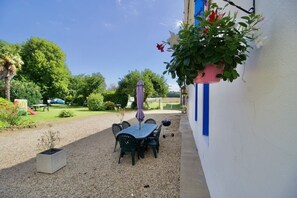 Outdoor dining - La Bigorre Farmhouse - family friendly, heated pool, 30 mins to gorgeous beaches (Saint-Germain-du-Seudre)