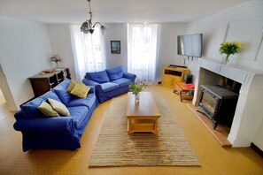 Smart-tv, een open haard, een dvd-speler en tafelvoetbal