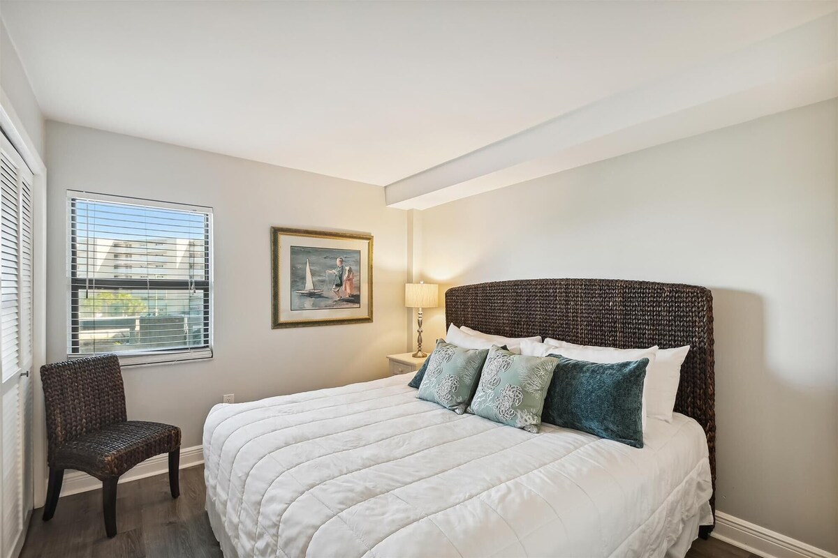 Photo 21 of IR 210 is a 2 BR Gulf View Pet Friendly condo with Washer/Dryer