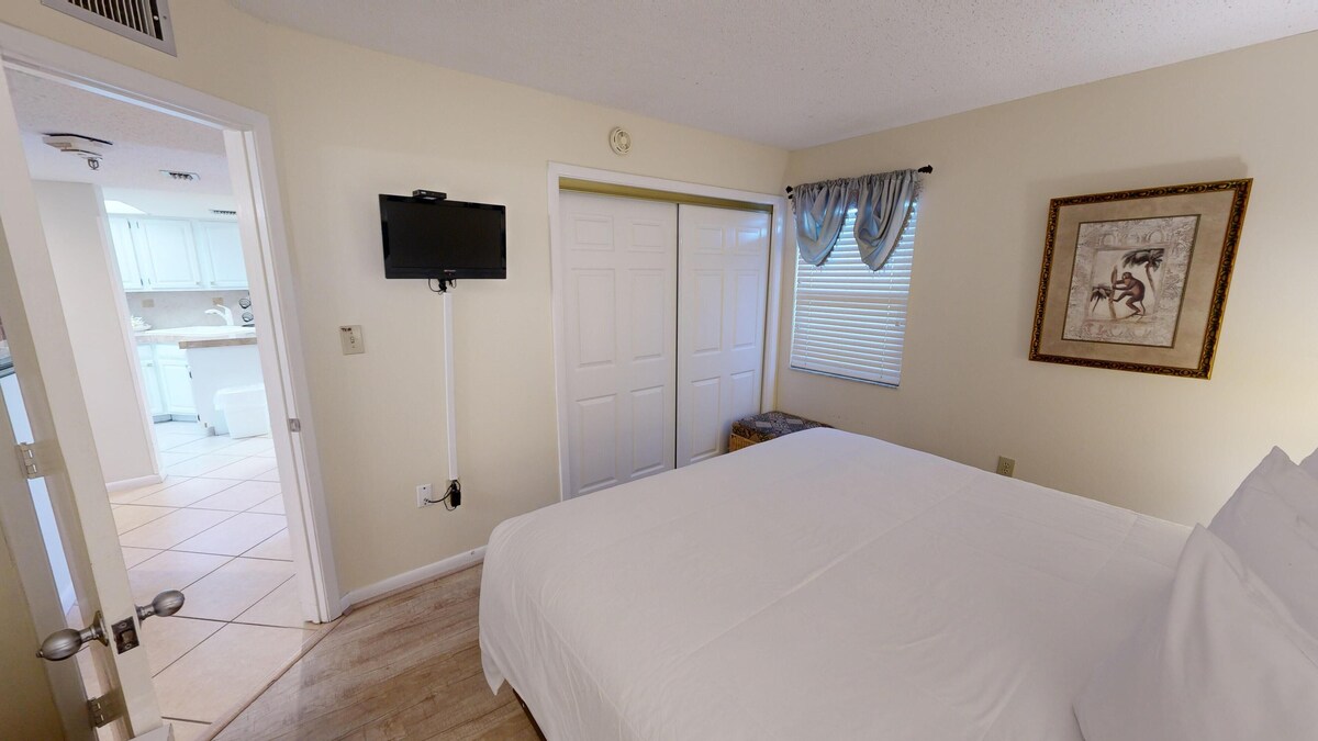 Photo 12 of IR 217 2 BR with Sunset Views sits beachside with easy access